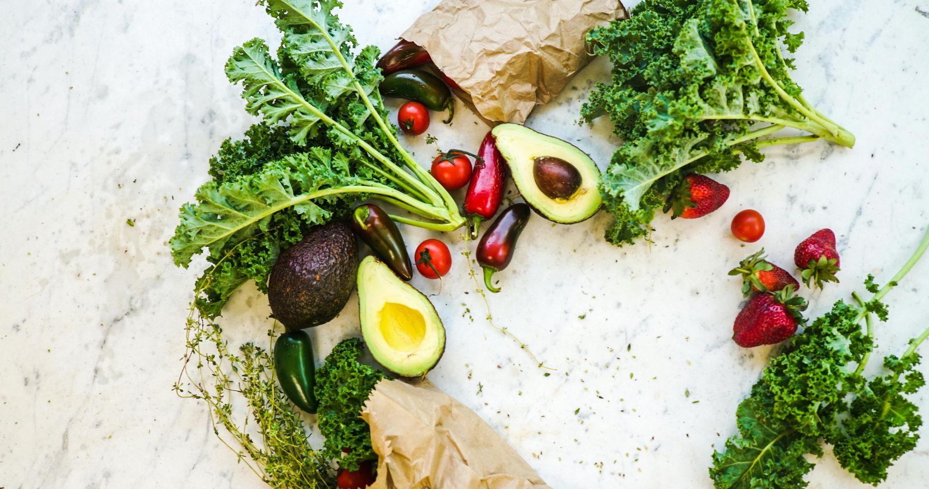 Typische Keto-Diät Zutaten im Überblick – gesunde Fette, Eiweißquellen und kohlenhydratarmes Gemüse zur Unterstützung der Ketose.