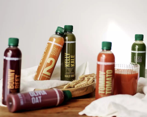 6 verschiedene Säfte auf Tisch