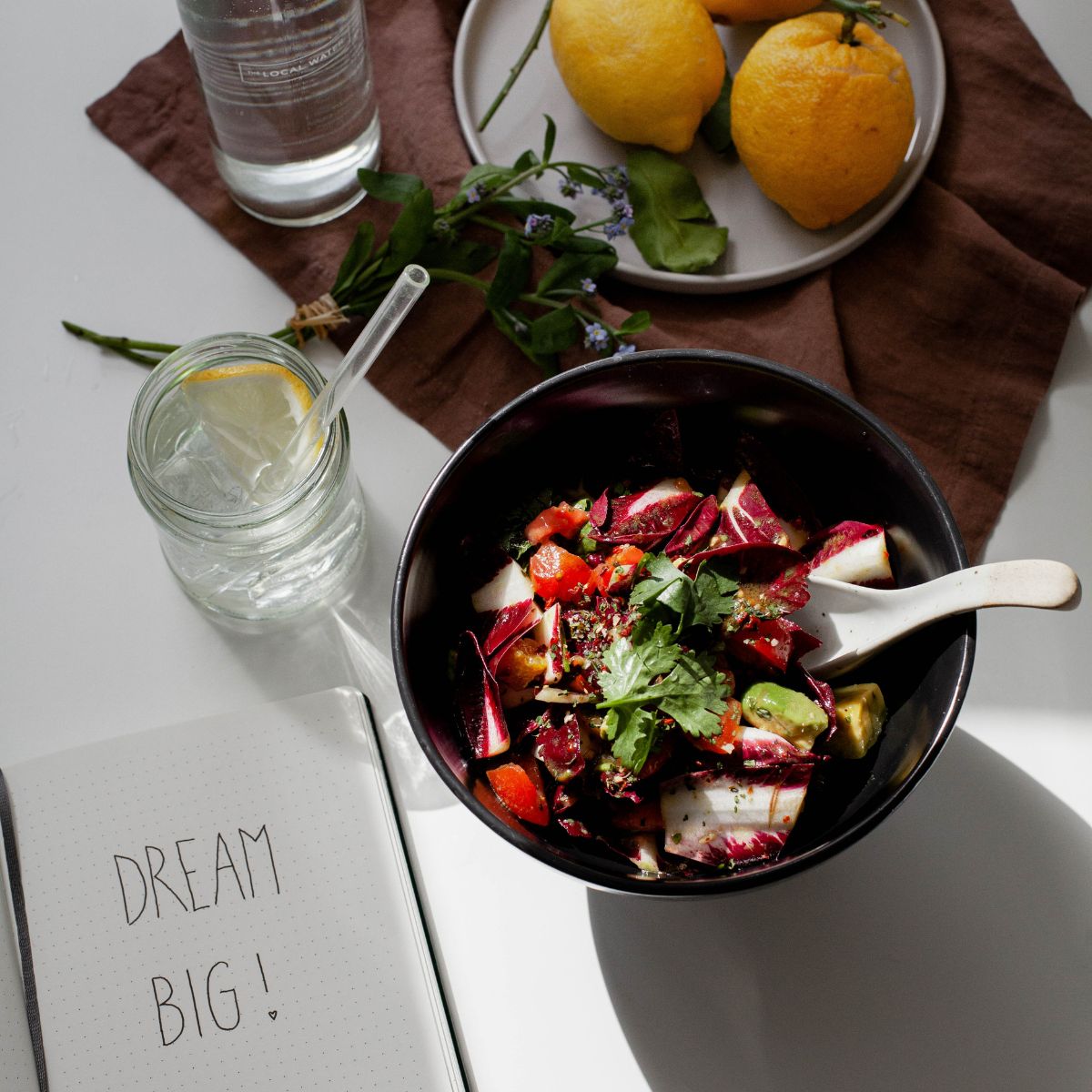 Bowl mit Wasser und Zitronen