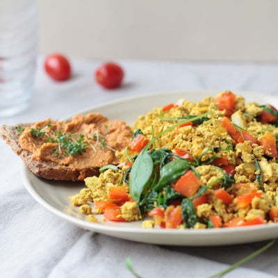 Ruehrtofu mit Brot
