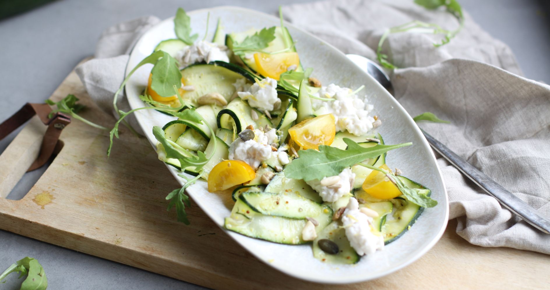 Zucchinisalat Roh mit Zitronendressing, Cherrytomaten und Frischkäse