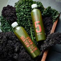 Saftflaschen und Gruenkohl