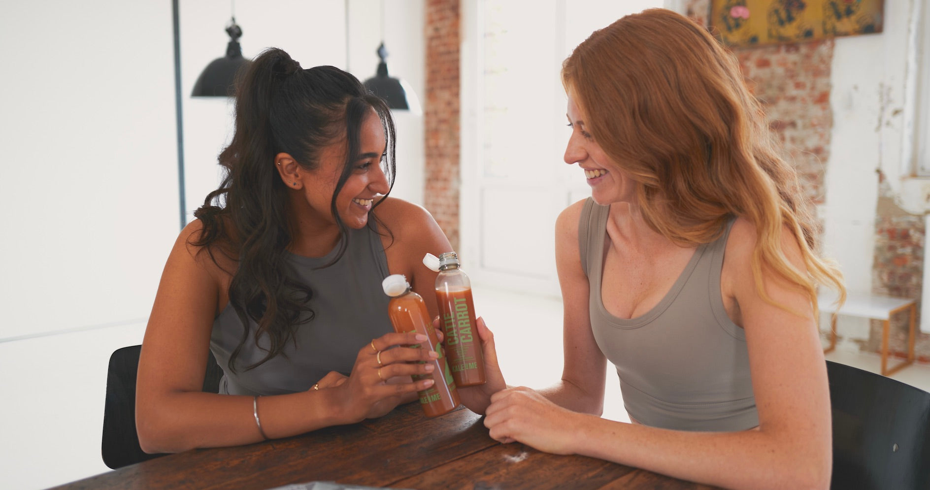 2 Frauen trinken Karottensaft